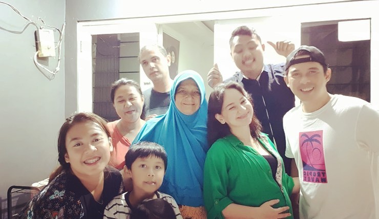 10 Pasangan seleb pertama kali rayakan tahun baru sebagai suami istri