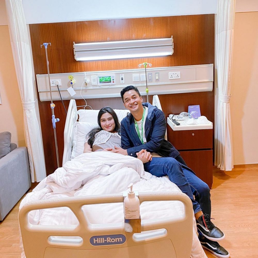 7 Momen Angbeen Rishi melahirkan, paras sang anak bikin penasaran