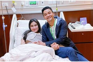 7 Momen Angbeen Rishi melahirkan, paras sang anak bikin penasaran