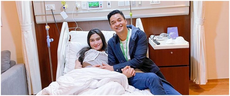7 Momen Angbeen Rishi melahirkan, paras sang anak bikin penasaran