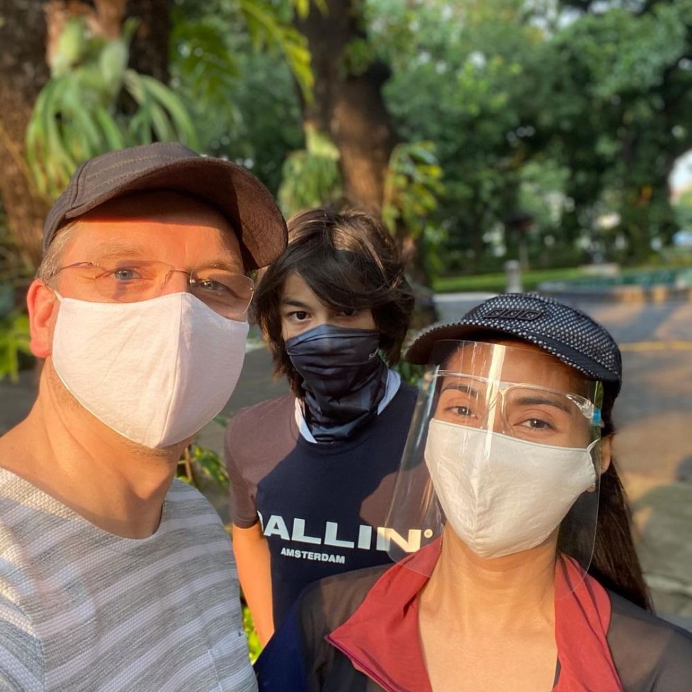 8 Potret terbaru Eddy Meijer, anak Maudy Koesnaedi berambut gondrong