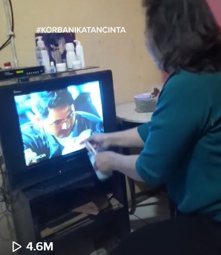 Viral seorang ibu histeris lihat adegan sinetron Ikatan Cinta, kocak