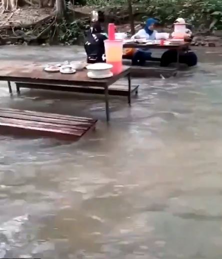 8 Potret restoran viral terletak di tengah sungai, arus air disorot