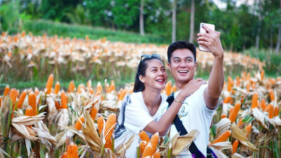 Gaya outfit 11 seleb pria saat berpose di sawah, Arya Saloka disorot