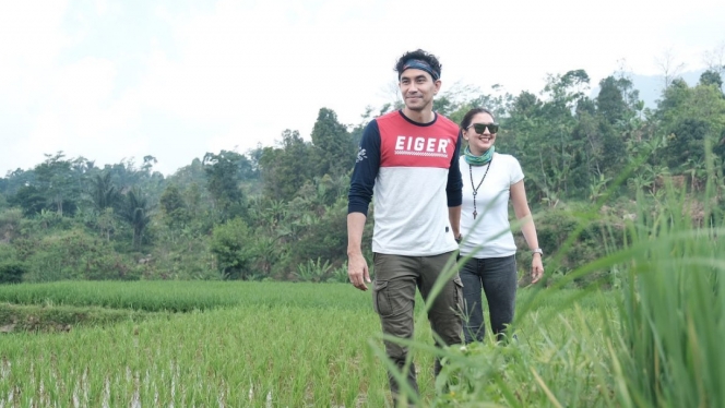 Gaya outfit 11 seleb pria saat berpose di sawah, Arya Saloka disorot