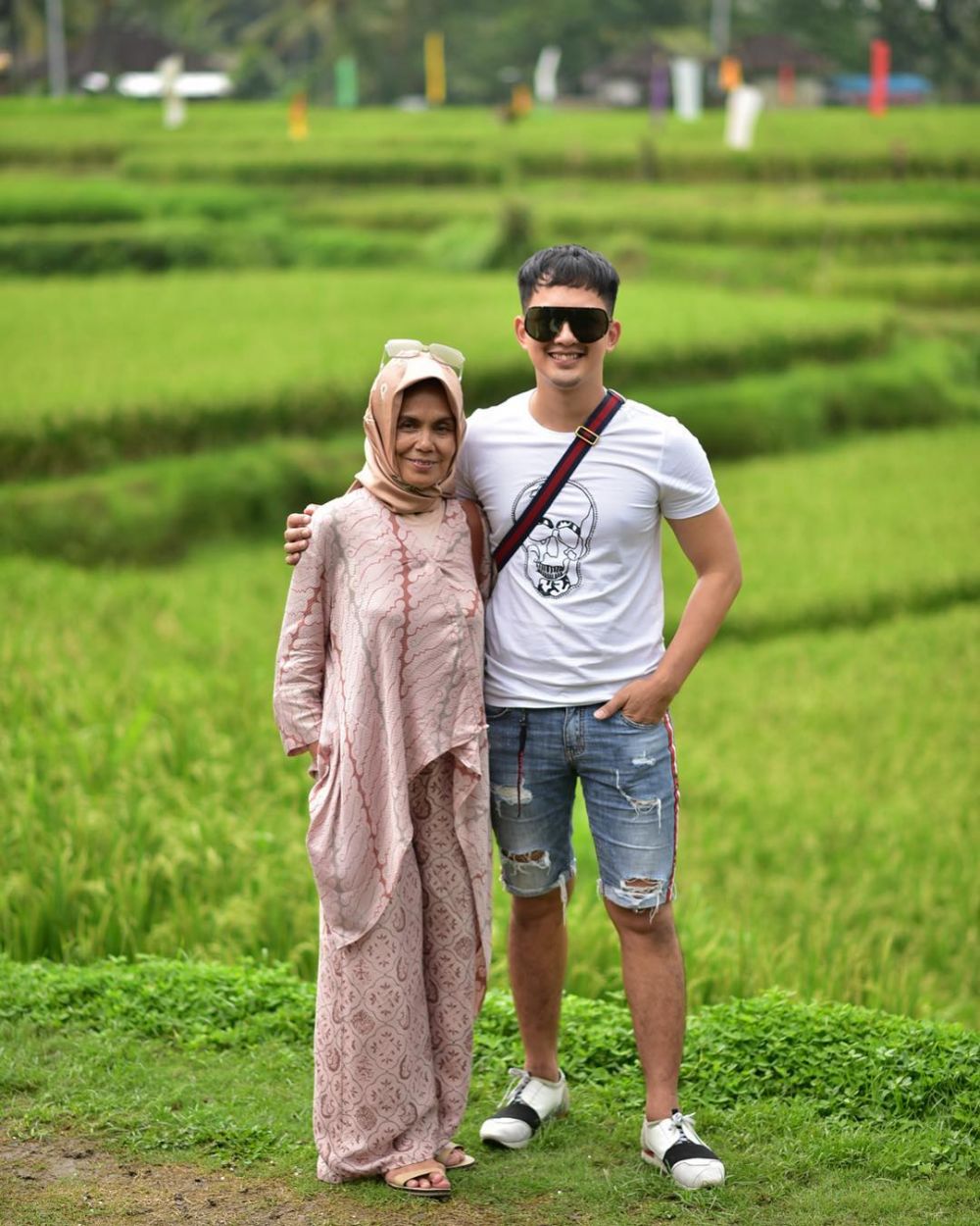 Gaya outfit 11 seleb pria saat berpose di sawah, Arya Saloka disorot