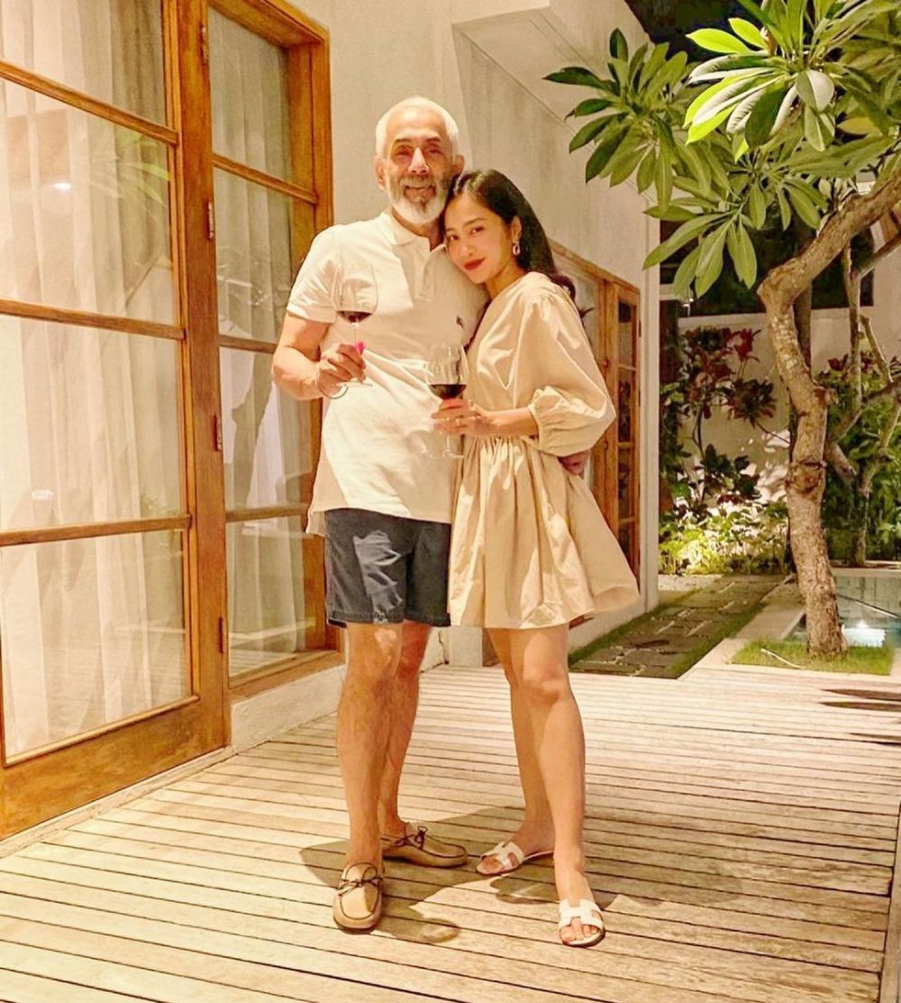 9 Potret seru liburan tahun baru Bunga Zainal dan suami di Bali