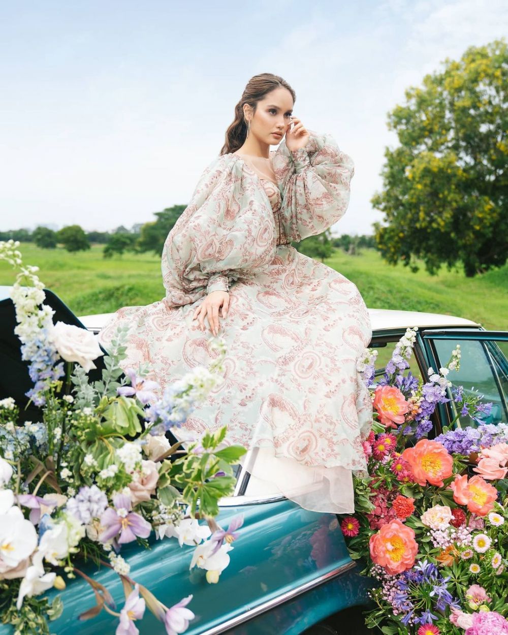 7 Gaya pemotretan Cinta Laura dengan tema vintage, stunning abis