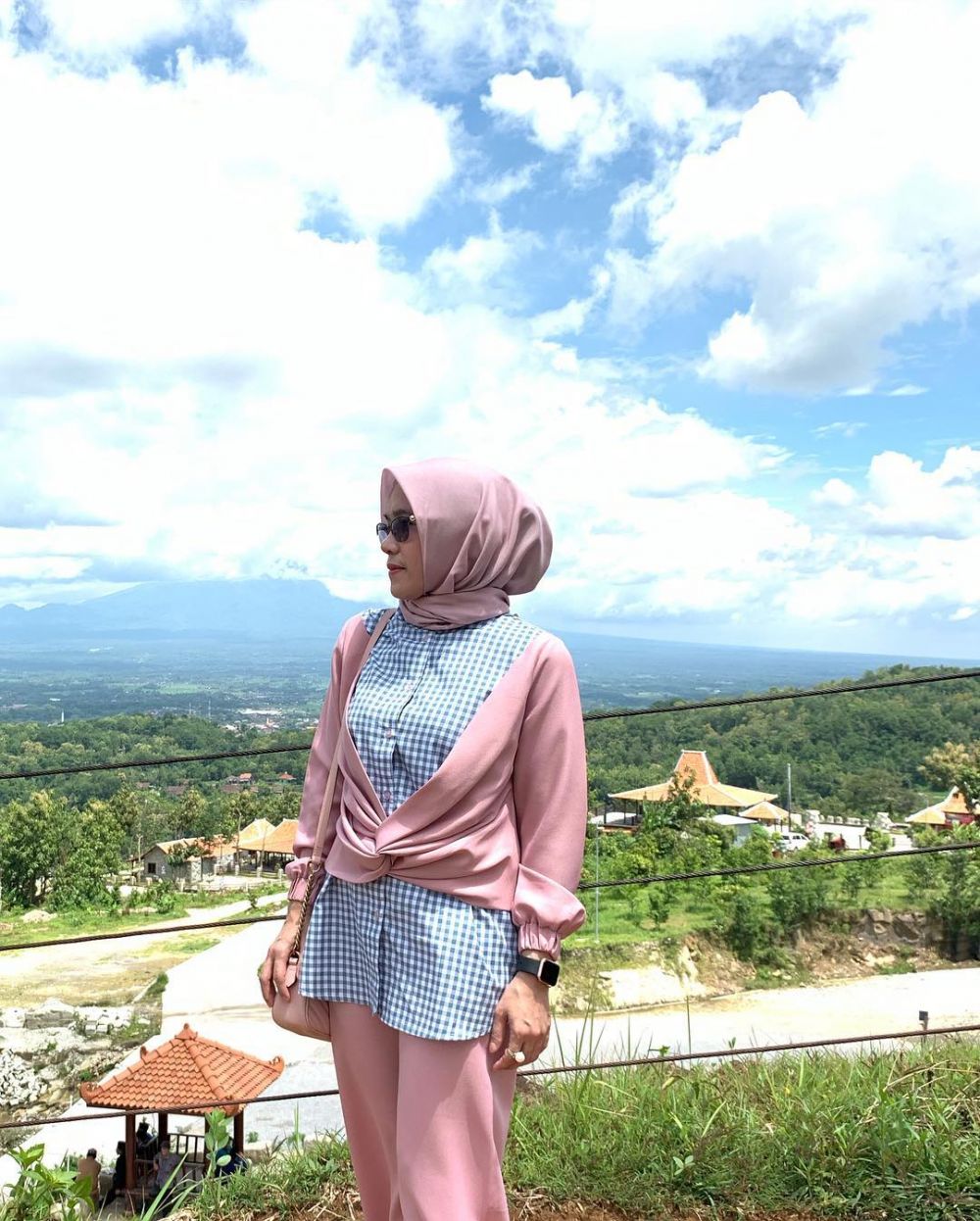 10 Potret Milasari Akman ibunda Putri Anne, gayanya bak ABG
