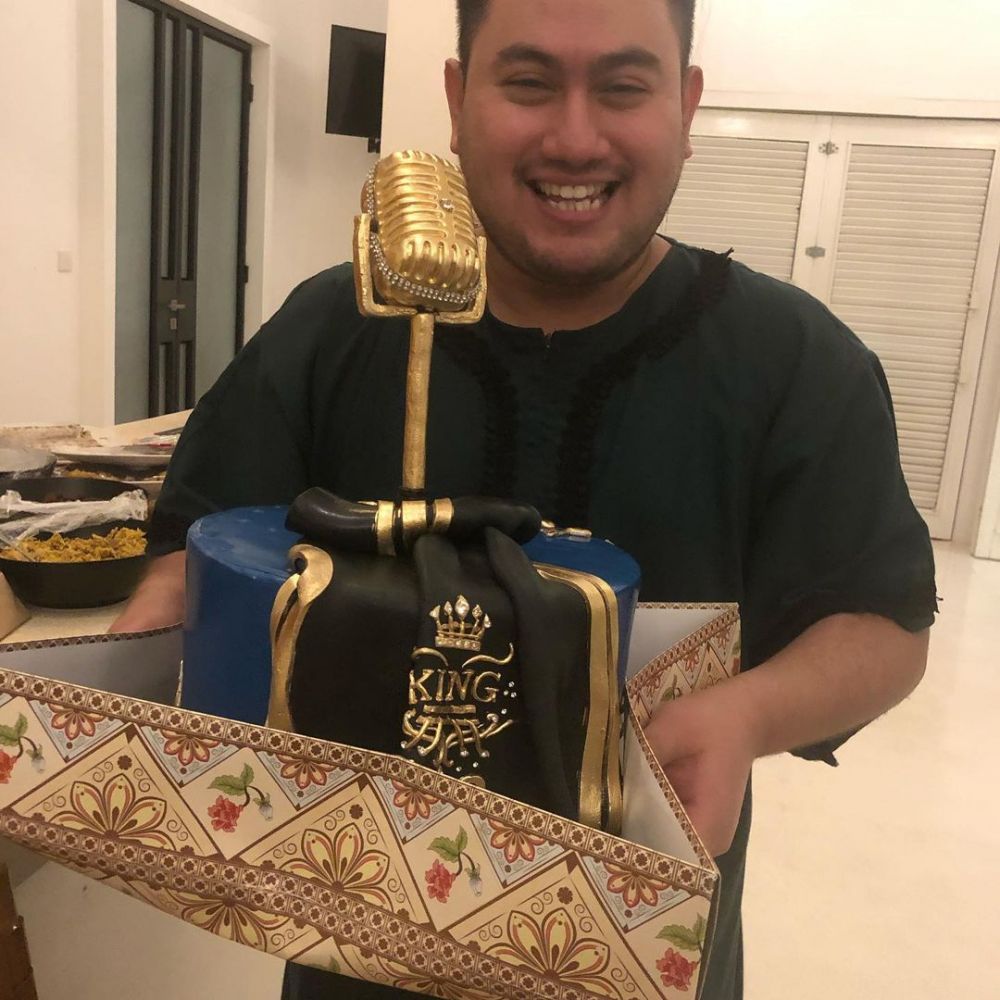 8 Momen perayaan ultah Nassar ke-33, kue uniknya bikin salah fokus