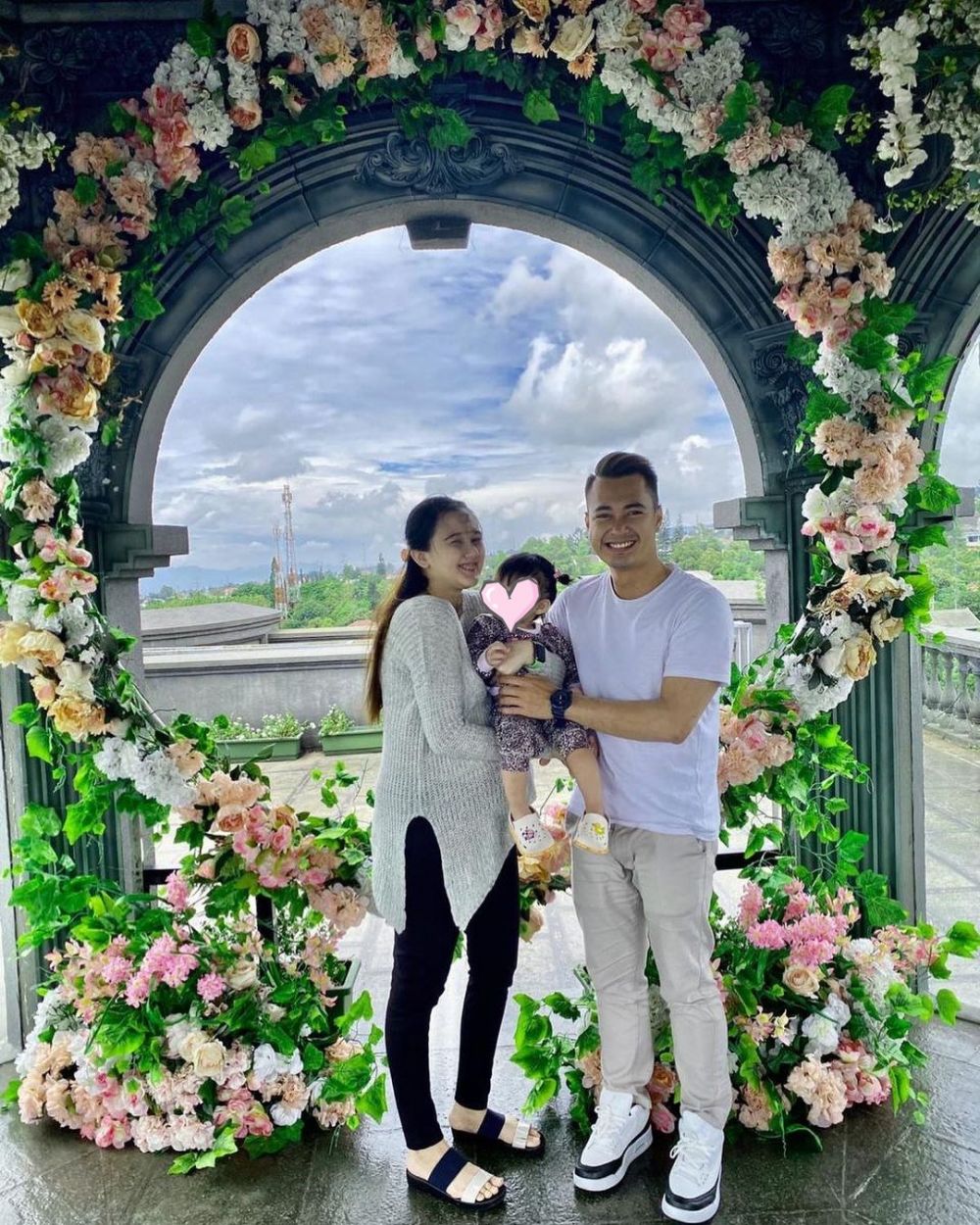 10 Potret Meiza Aulia Coritha istri Eza Gionino saat pamer baby bump