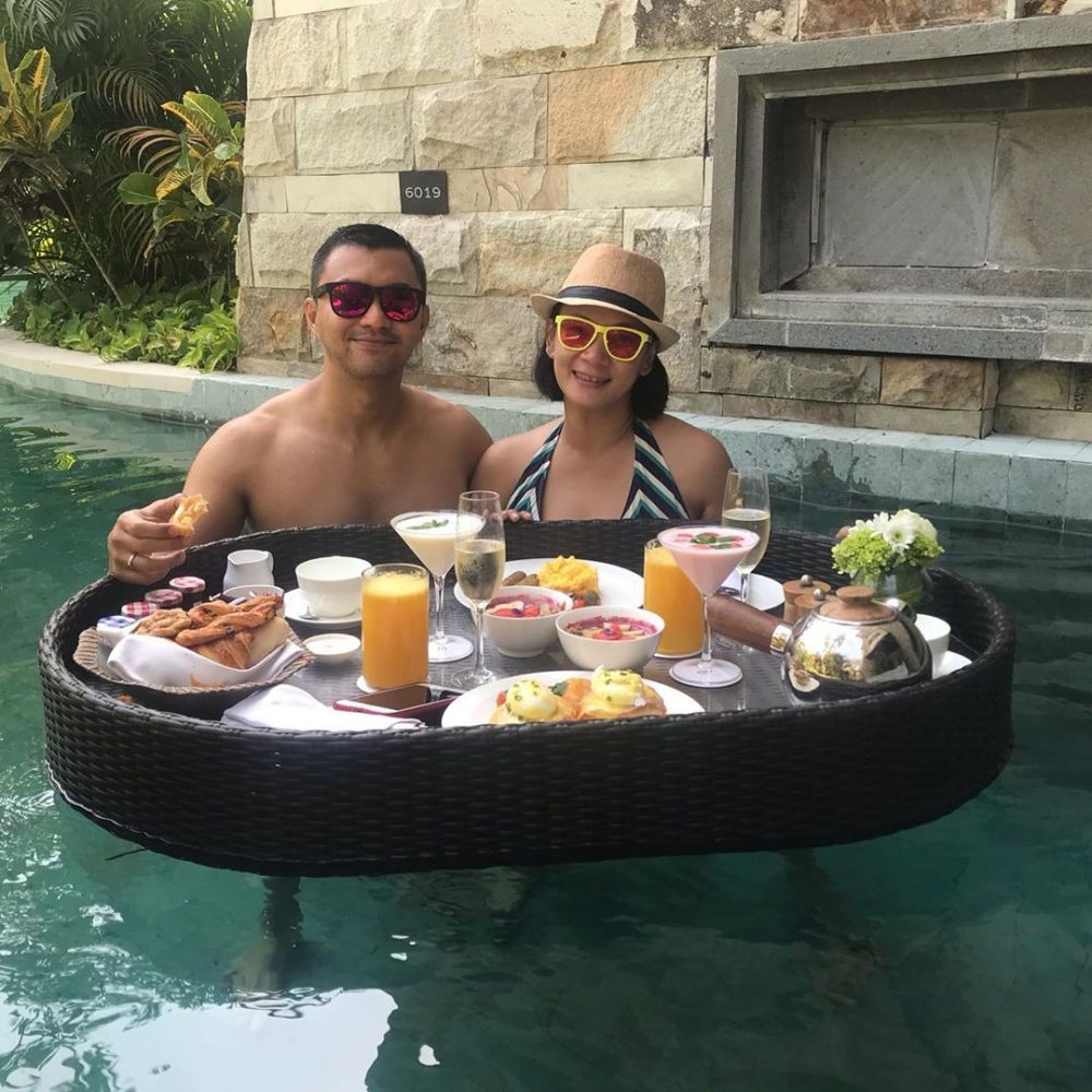 5 Gaya seleb 90-an di kolam renang bareng pasangan, mesra abis