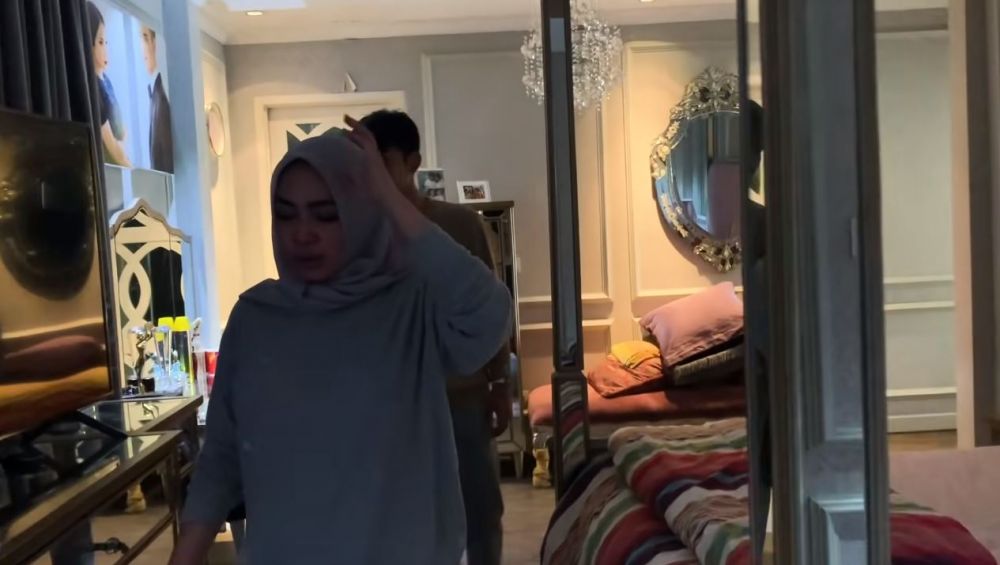 8 Potret kamar Nagita Slavina di rumah Rieta Amilia, desainnya elegan