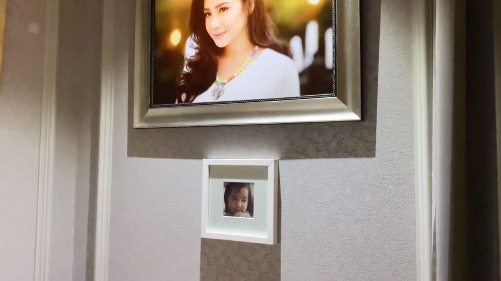 8 Potret kamar Nagita Slavina di rumah Rieta Amilia, desainnya elegan