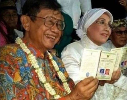 7 Seleb menikah lagi di usia 50 tahun lebih, terbaru Kiki Fatmala