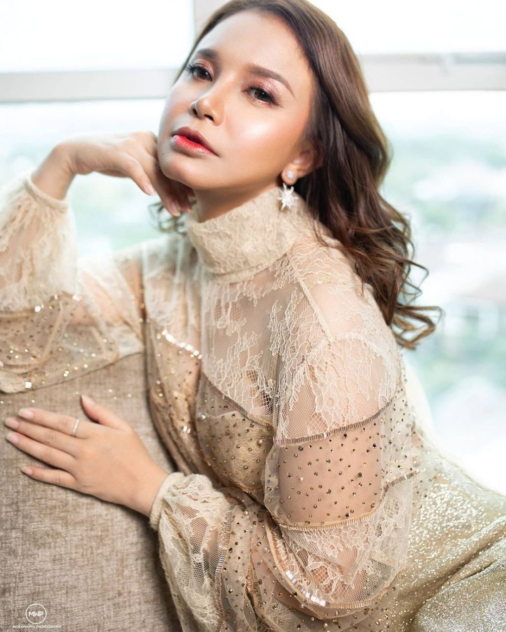 10 Potret Rossa tampil dengan Korean makeup look, manglingi