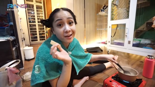 10 Aksi Nagita Slavina ngecat rambut ala orang Korea, endingnya gagal