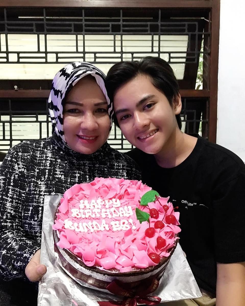 6 Momen manis kebersamaan Rey Bong dan ibunda yang jarang tersorot