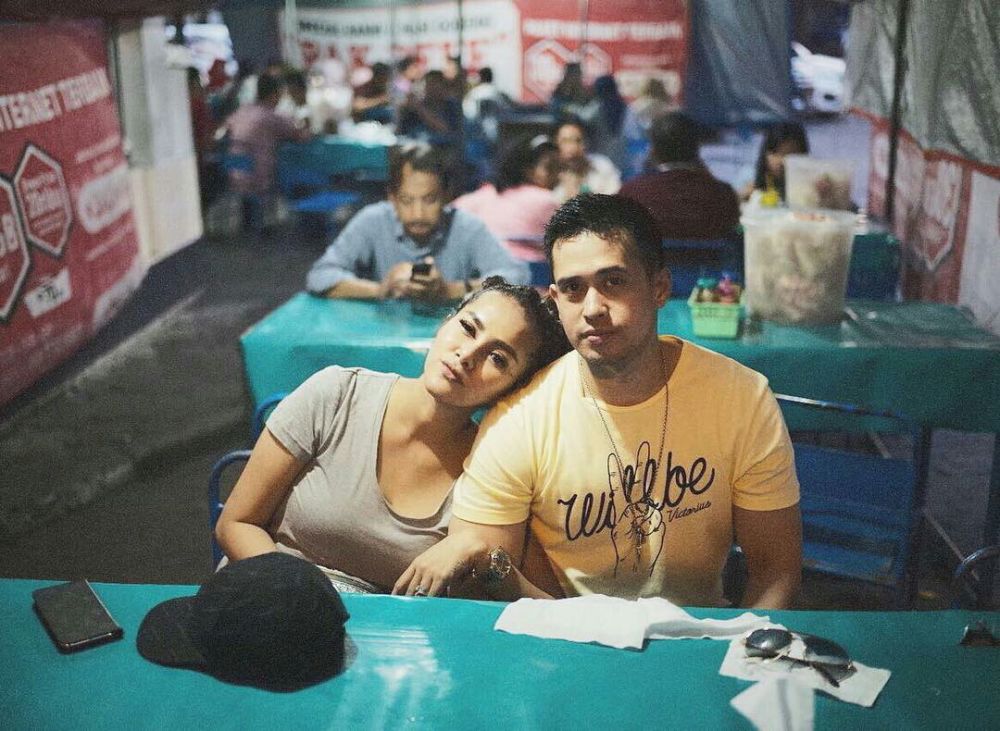 6 Gaya pesinetron makan di warung kaki lima, ada Arya Saloka