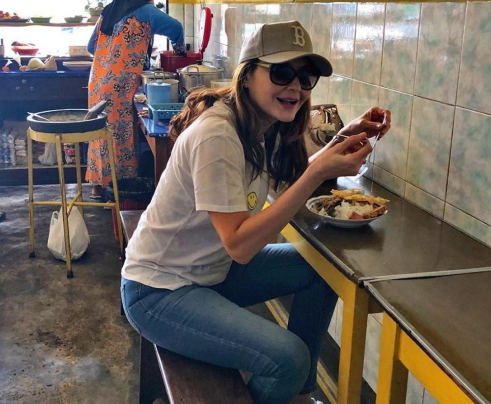 6 Gaya pesinetron makan di warung kaki lima, ada Arya Saloka