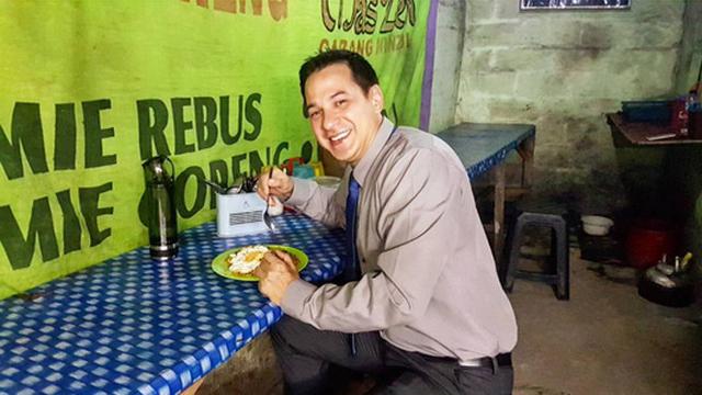 6 Gaya pesinetron makan di warung kaki lima, ada Arya Saloka