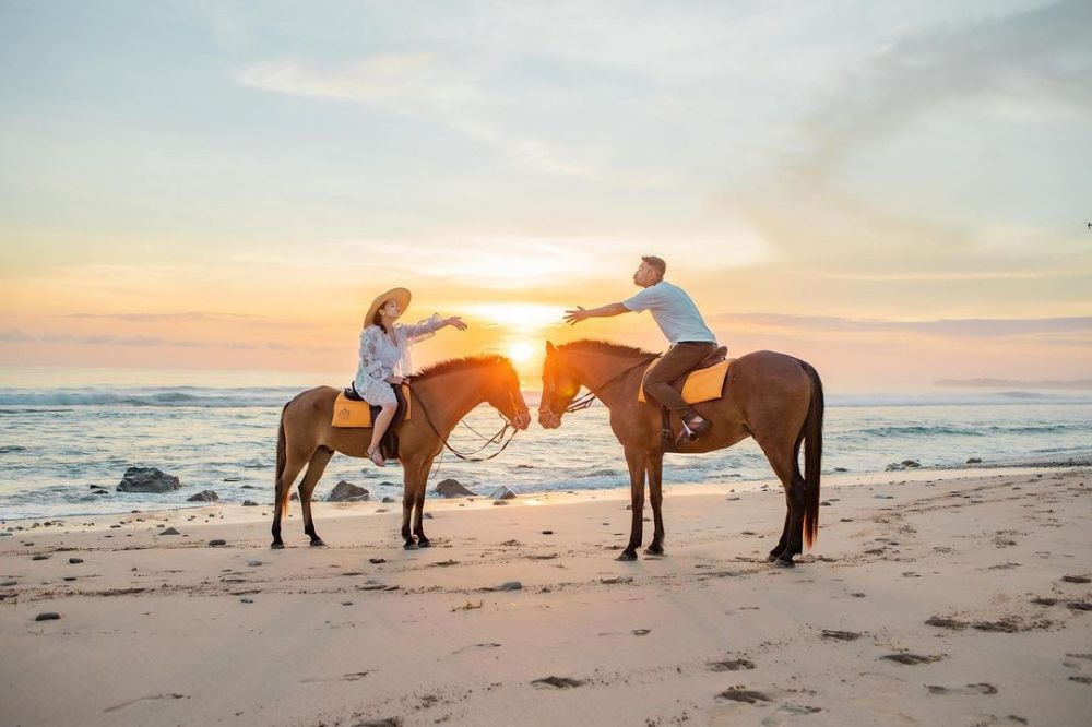 Potret romantis 10 seleb saat di pantai, termasuk Lesty & Rizky Billar