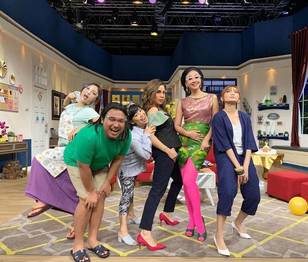 10 Potret kenangan Chacha Sherly bareng pemain In The Kost