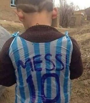 10 Tingkah nyeleneh orang pakai tas kresek ini bikin gagal paham