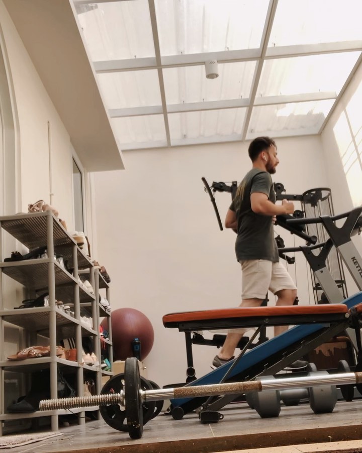 10 Penampakan rumah Irvan Farhad, instagrammable dengan nuansa putih