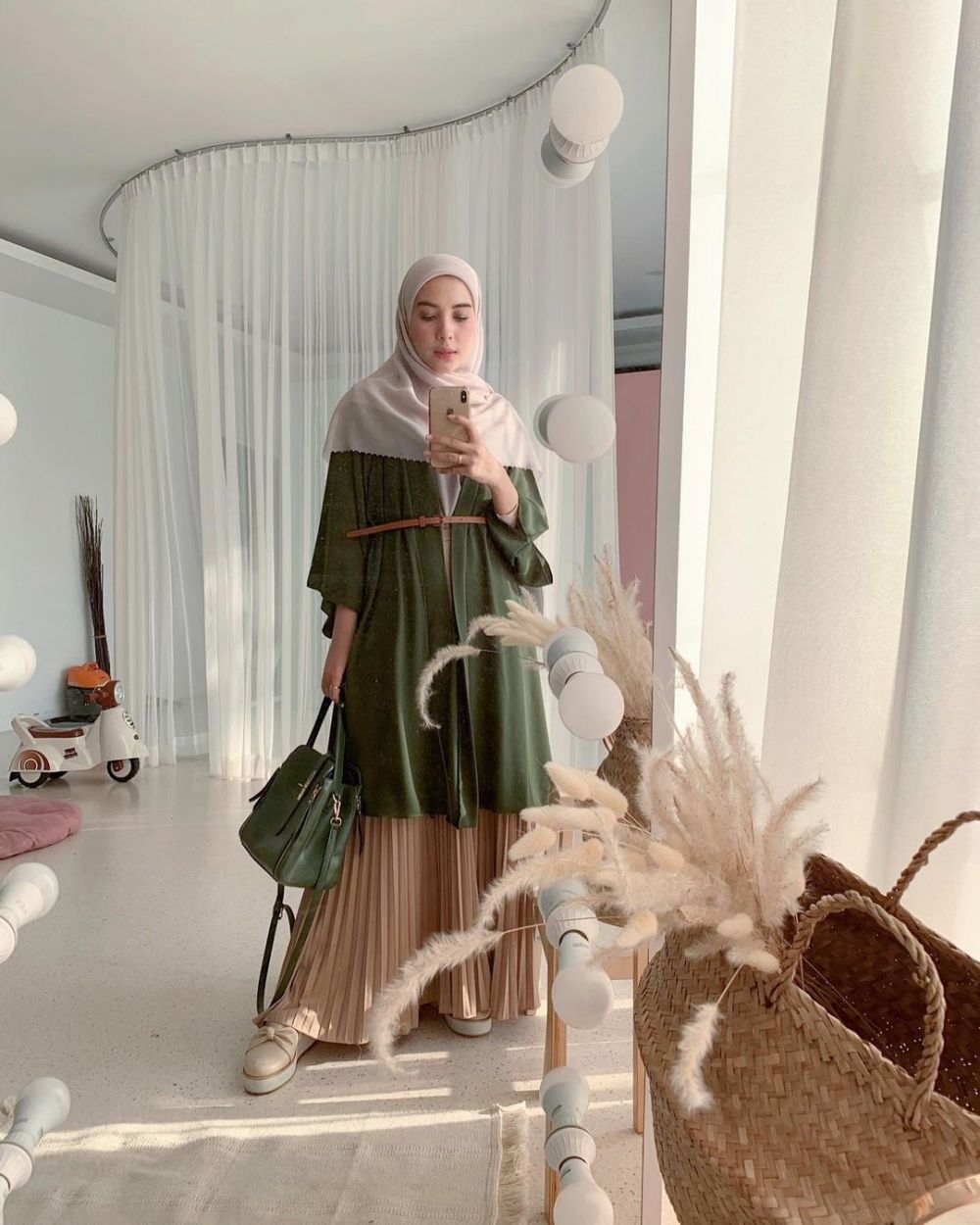 10 Penampakan rumah Irvan Farhad, instagrammable dengan nuansa putih