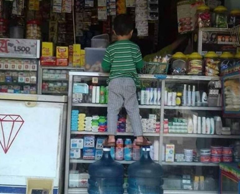 10 Penampakan absurd di toko kelontong ini bikin senyum getir