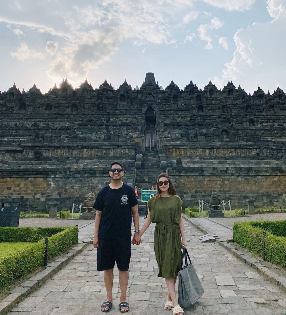 Potret 7 YouTuber Indonesia bareng pasangan, romantis abis