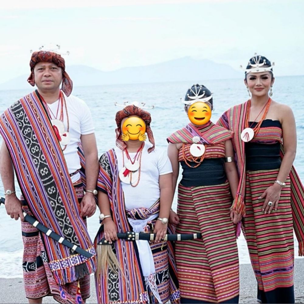 10 Potret liburan Krisdayanti di Timor Leste, pakai busana tradisional