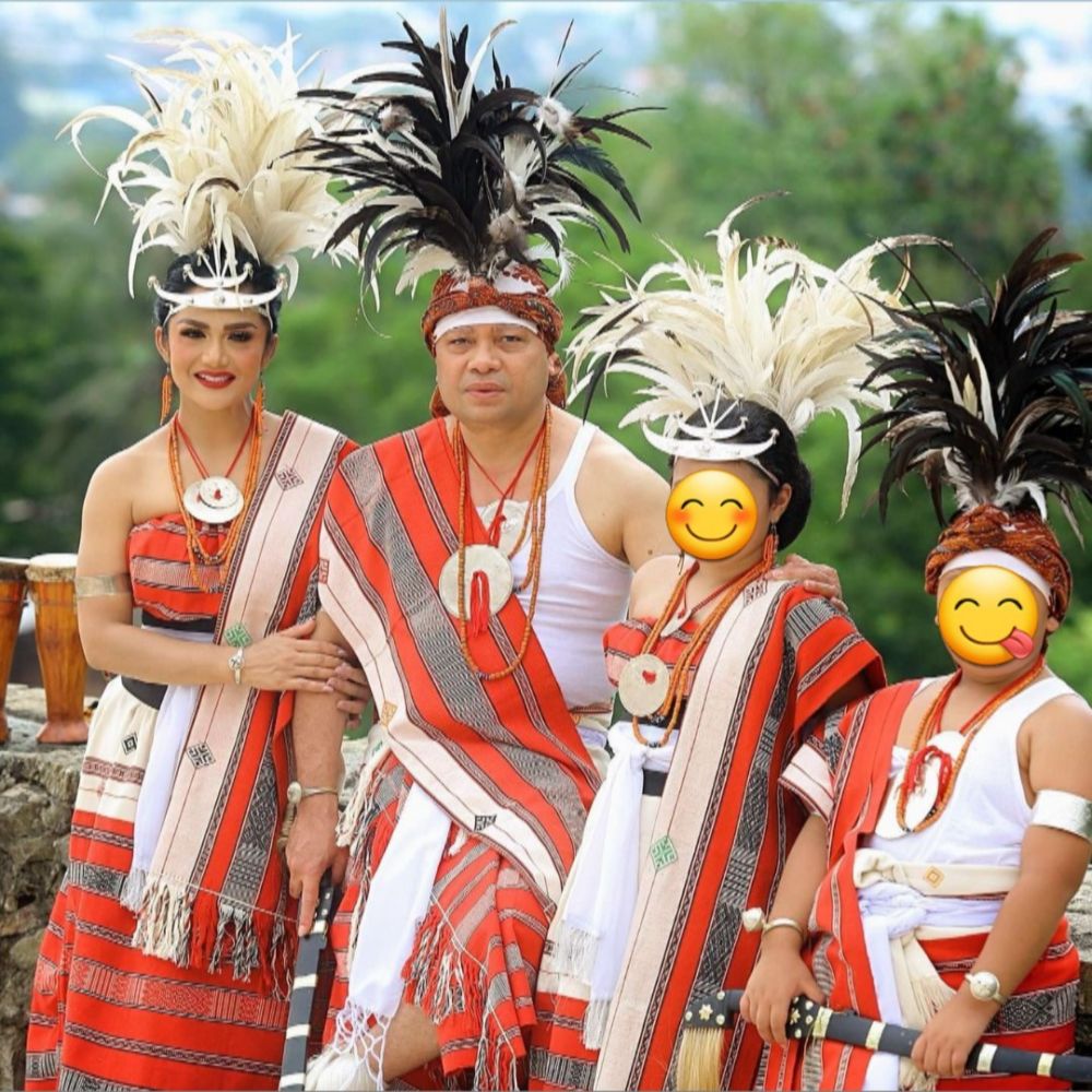 10 Potret liburan Krisdayanti di Timor Leste, pakai busana tradisional