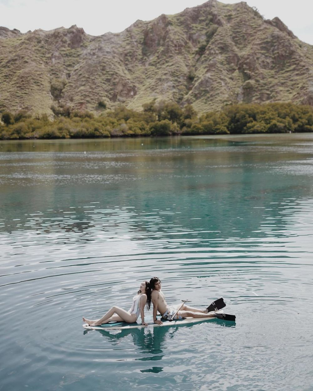 8 Potret liburan Ranty Maria di Labuan Bajo, mesra dengan Rayn Wijaya