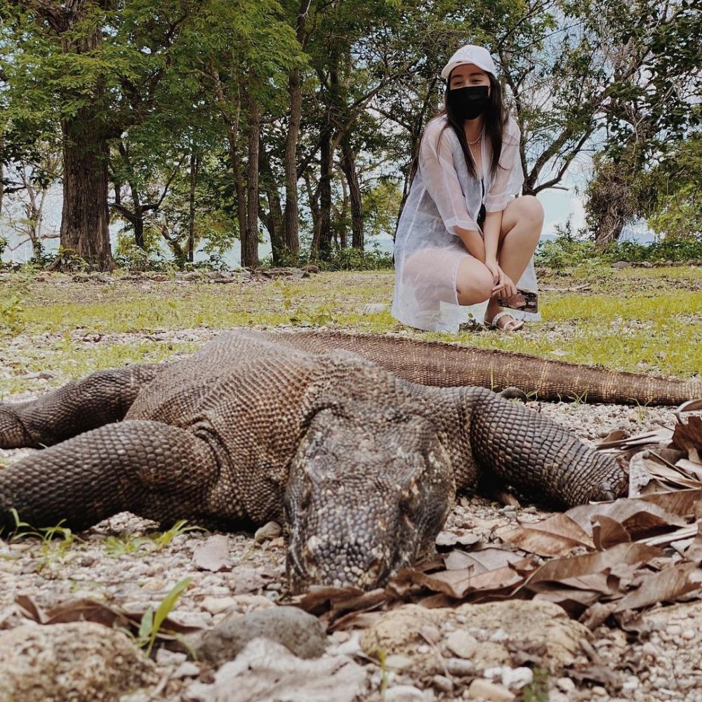 8 Potret liburan Ranty Maria di Labuan Bajo, mesra dengan Rayn Wijaya