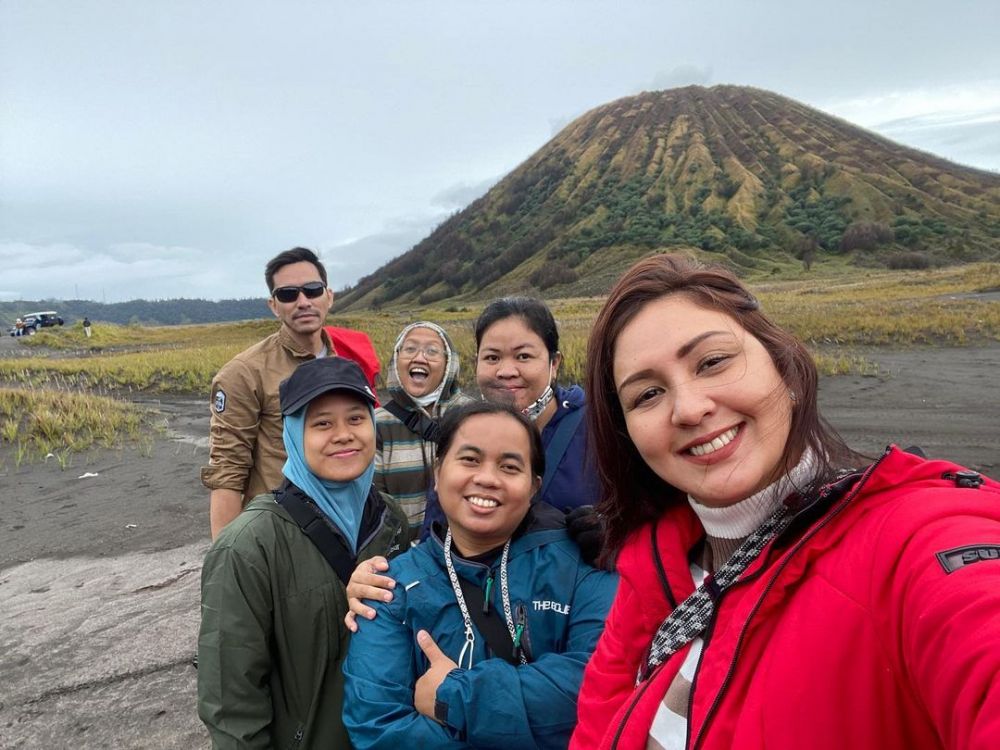 10 Momen Darius Sinathrya liburan keluarga di Bromo, sarapannya unik