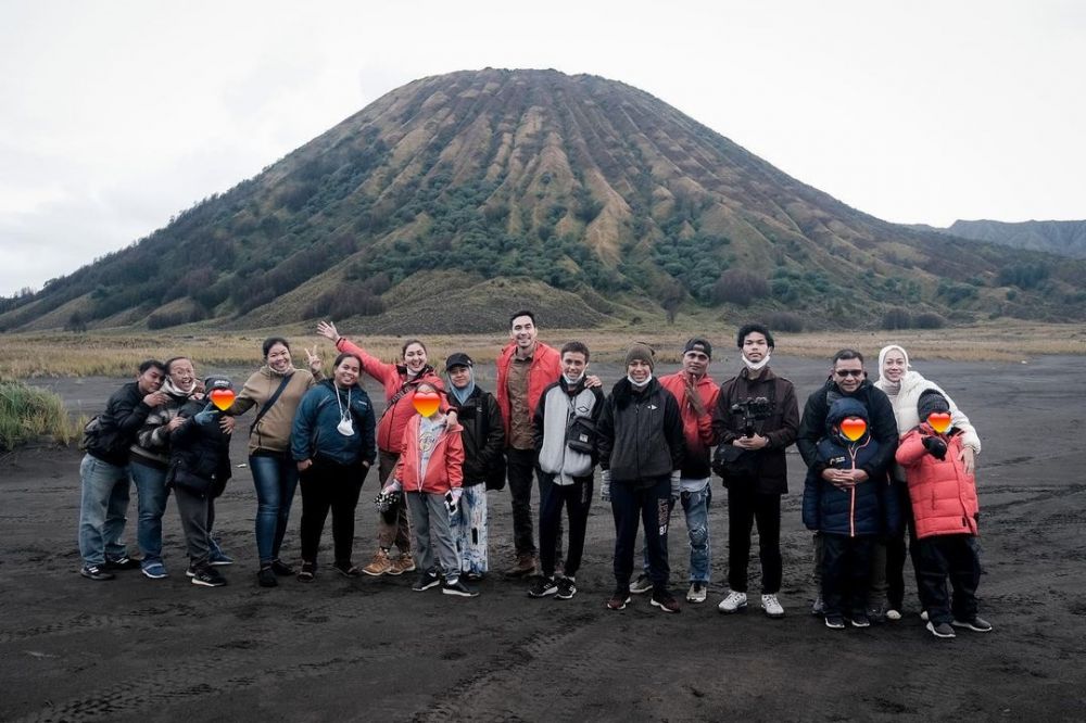 10 Momen Darius Sinathrya liburan keluarga di Bromo, sarapannya unik