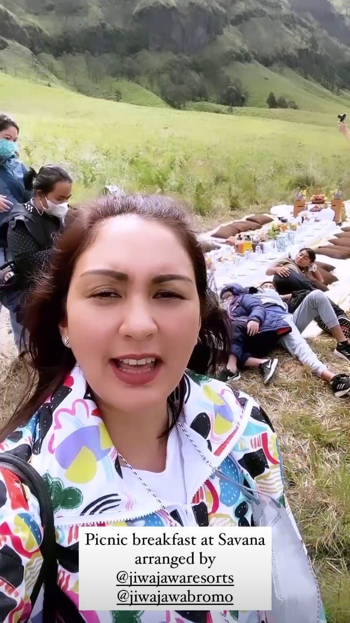 10 Momen Darius Sinathrya liburan keluarga di Bromo, sarapannya unik