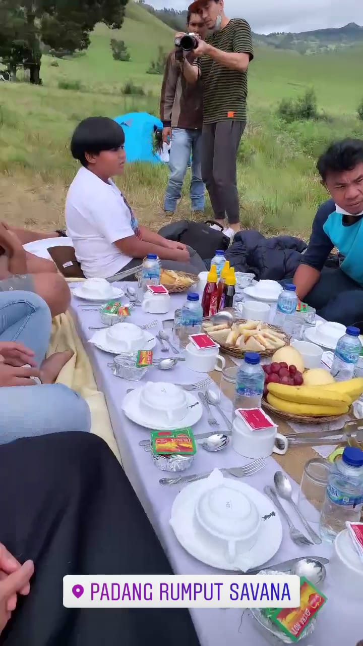 10 Momen Darius Sinathrya liburan keluarga di Bromo, sarapannya unik