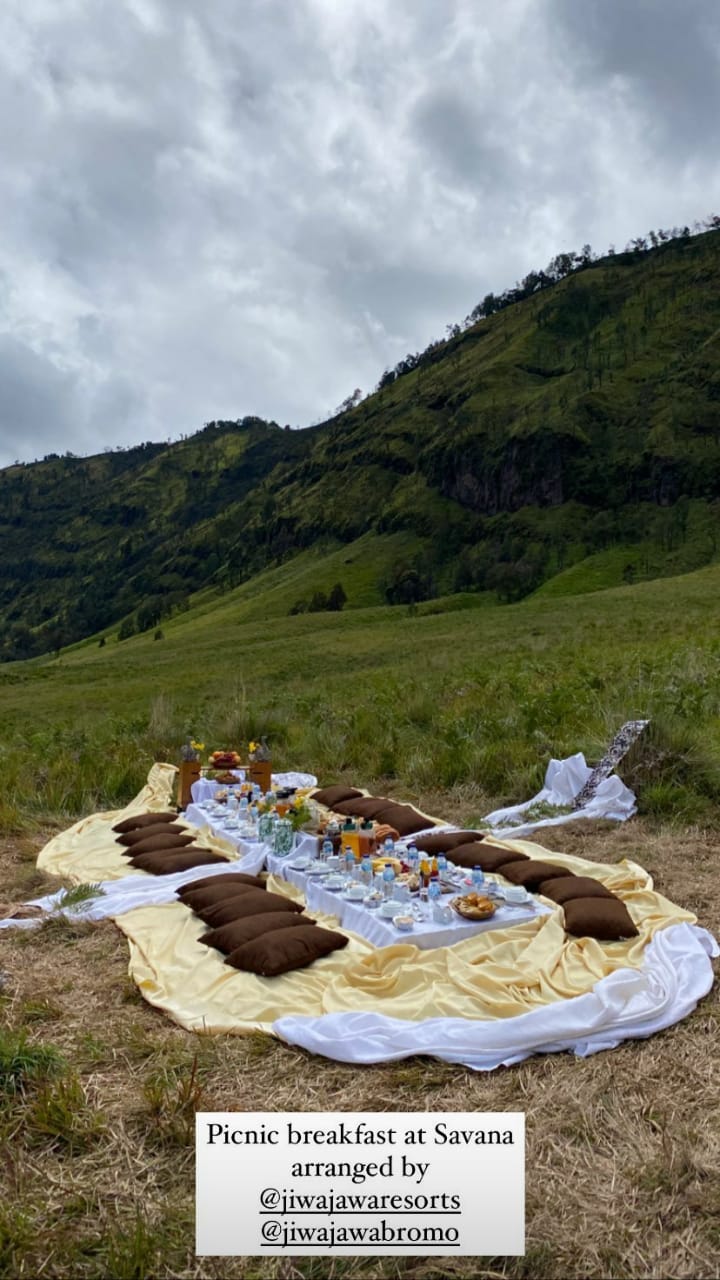 10 Momen Darius Sinathrya liburan keluarga di Bromo, sarapannya unik