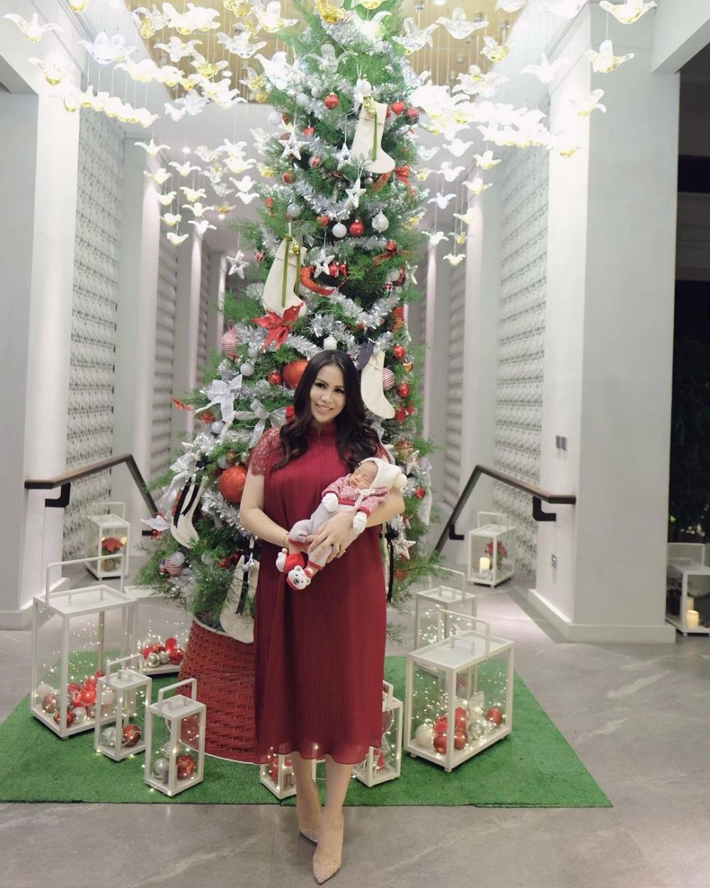 Belum sebulan melahirkan, 7 potret terbaru Momo Geisha ini tuai pujian