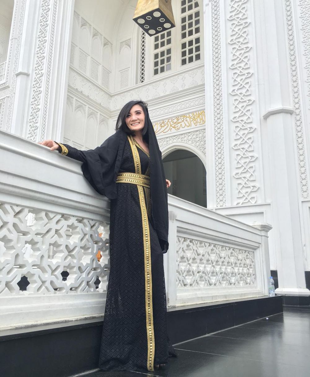 Penampilan lebih tertutup, ini 7 pesona Kiki Amalia dengan hijab