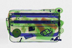 Viral penampakan benda mirip pocong lewati mesin X-Ray, bikin geger