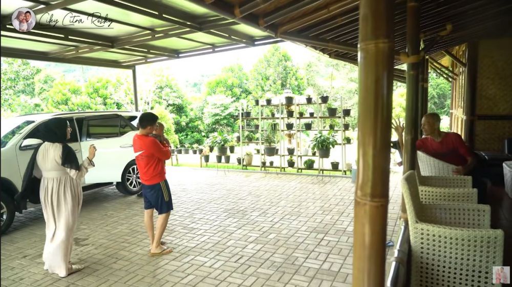 10 Potret vila bambu keluarga Citra Kirana, suasananya asri banget