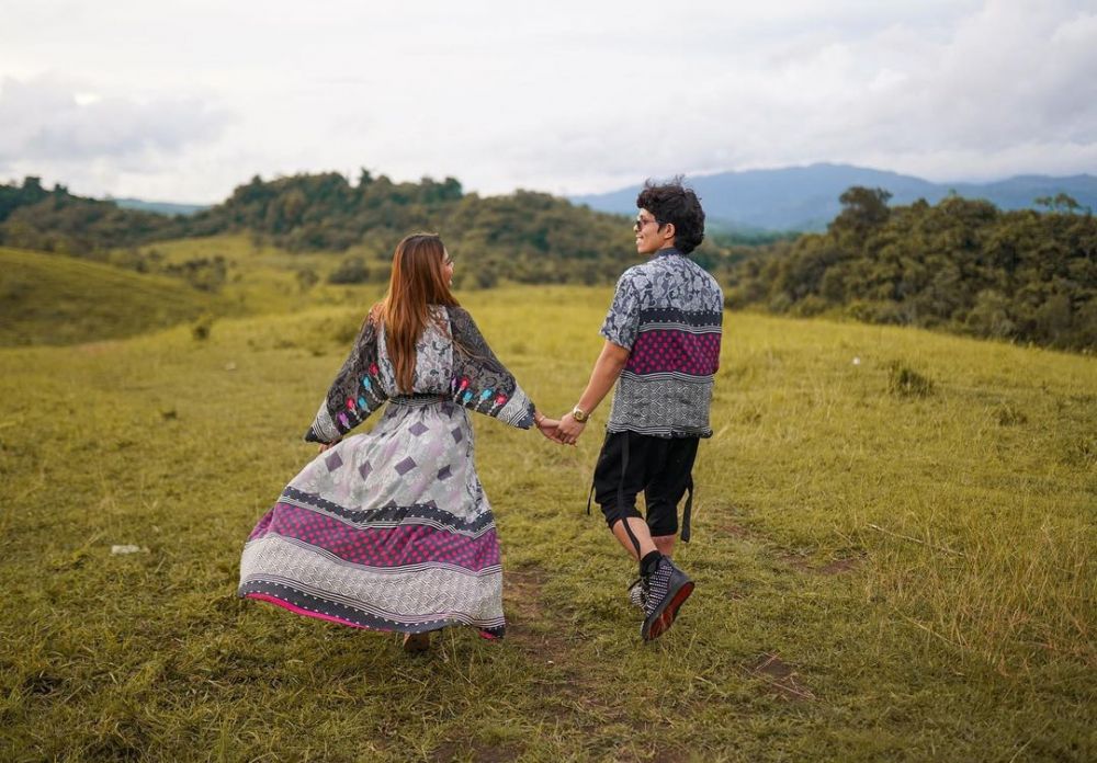 11 Potret Atta Halilintar & Aurel di Sumba, mesranya bak prewedding