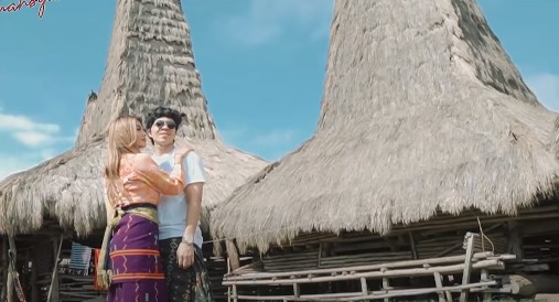11 Potret Atta Halilintar & Aurel di Sumba, mesranya bak prewedding
