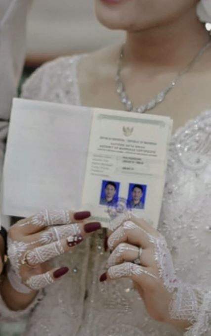 Pamer buku nikah, foto pasangan pengantin ini endingnya bikin ngakak