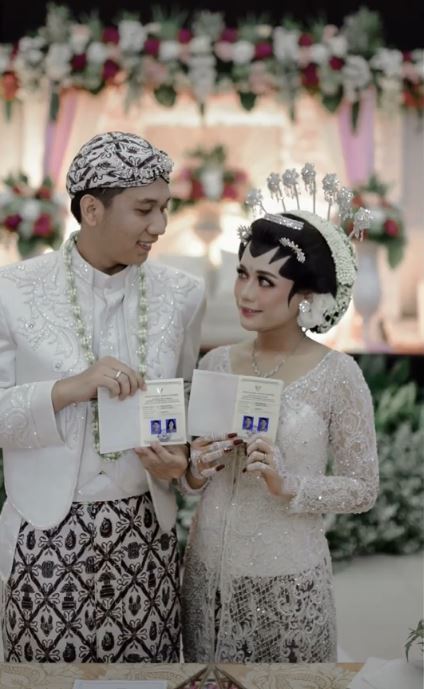 Pamer buku nikah, foto pasangan pengantin ini endingnya bikin ngakak