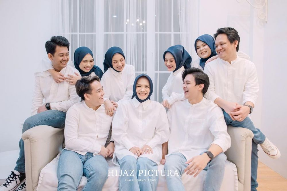 10 Pemotretan keluarga besar Dinda Hauw, simpel hingga elegan